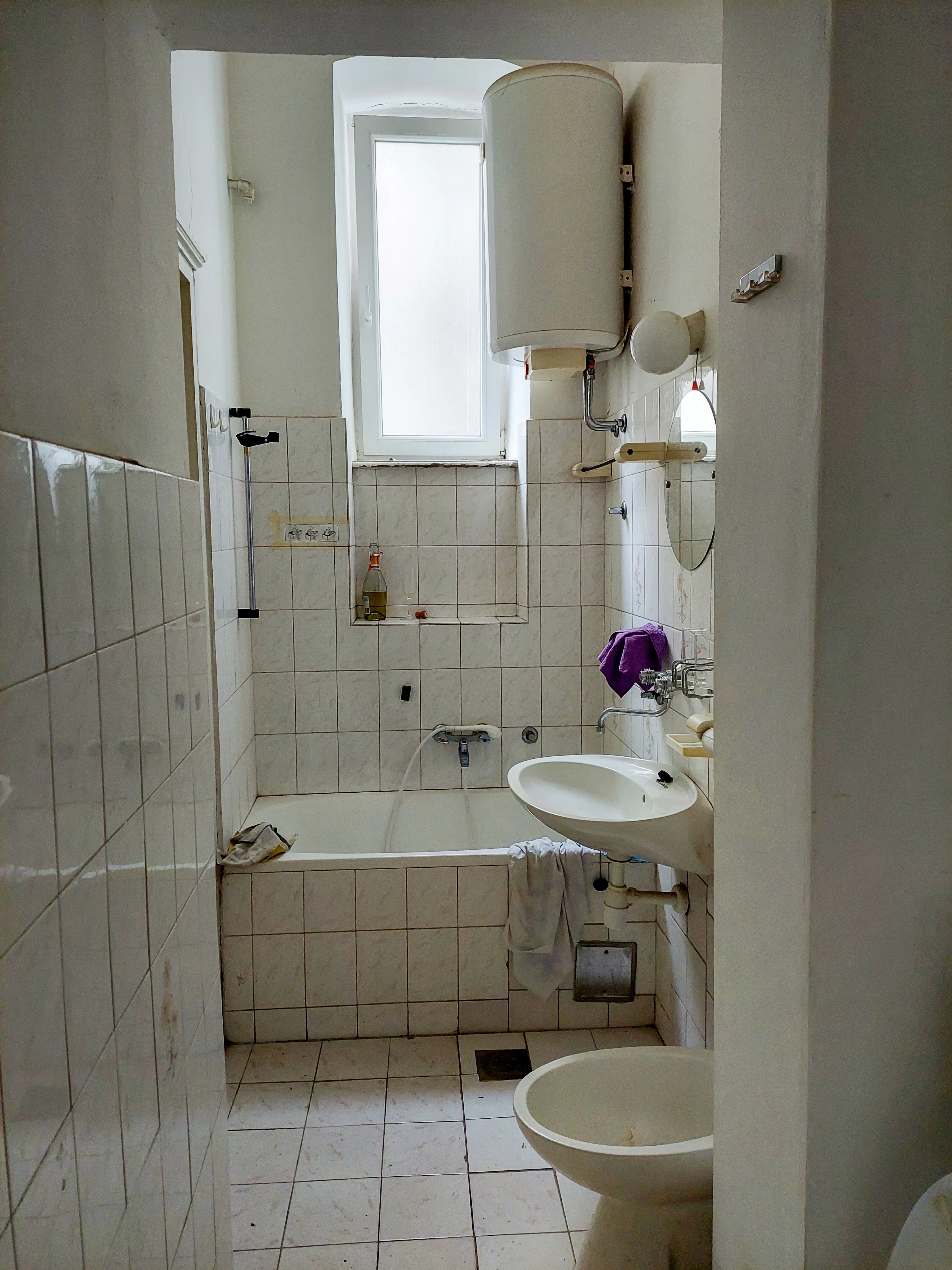 Zagreb apartment bathroom before renovation - original condition before guest-ready preparation